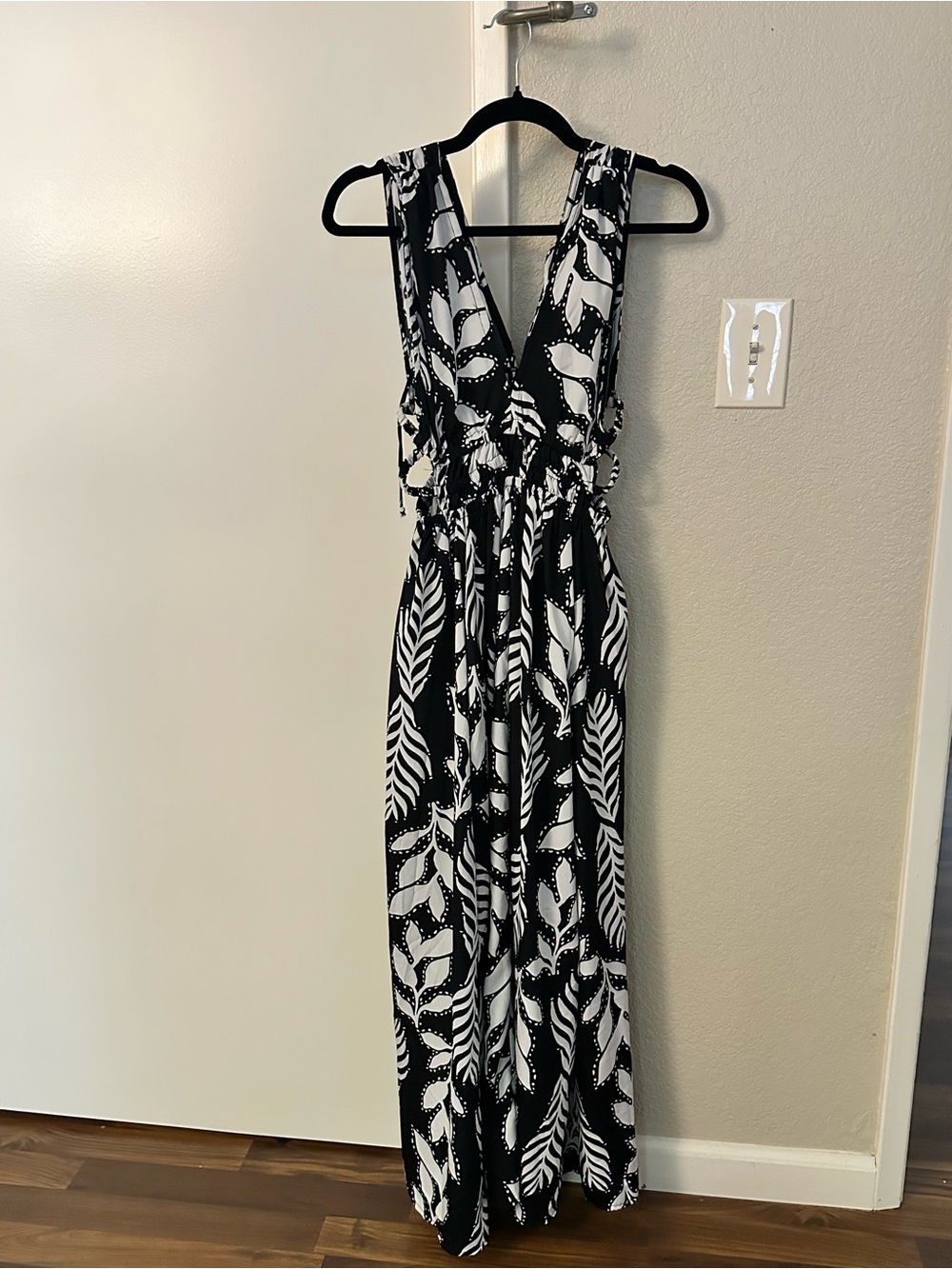 indulge Black and White Leaf-Print V-Neck Maxi Dress Size Small